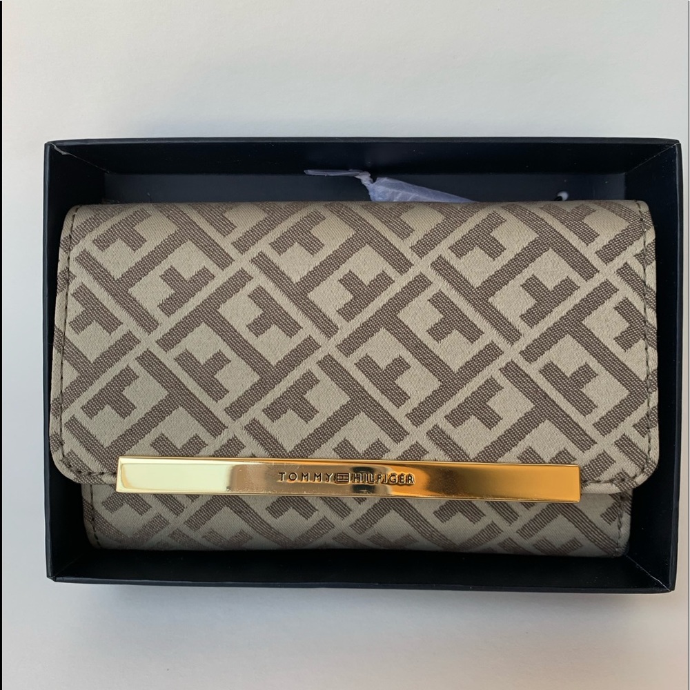 Tommy Hilfiger beige wallet trifold new
